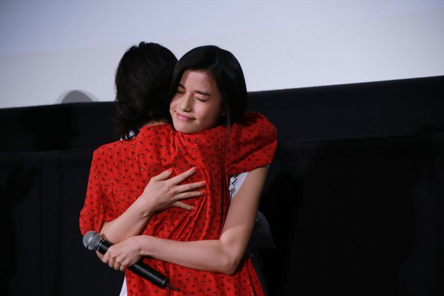 橋本愛、親友・松岡茉優とハグ！『リトル・フォレスト 冬・春』初日（20枚目）