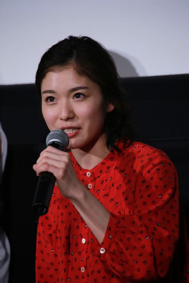 橋本愛、親友・松岡茉優とハグ！『リトル・フォレスト 冬・春』初日（23枚目）