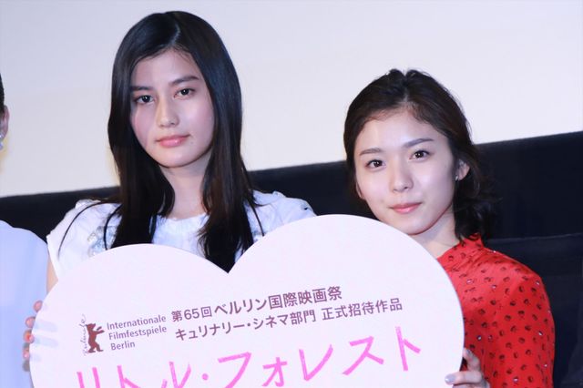 橋本愛、親友・松岡茉優とハグ！『リトル・フォレスト 冬・春』初日（24枚目）