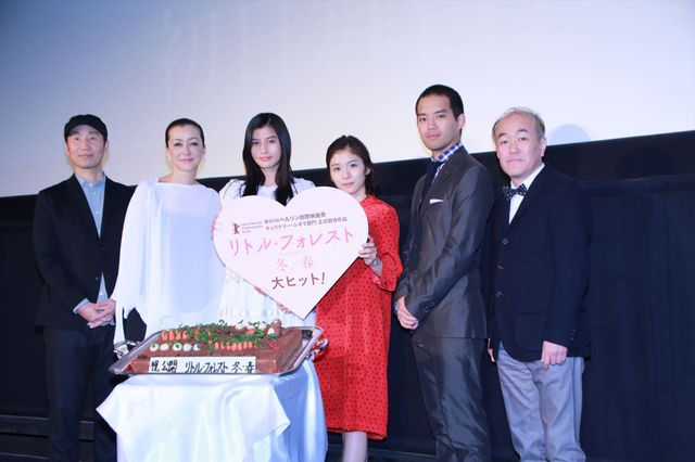 橋本愛、親友・松岡茉優とハグ！『リトル・フォレスト 冬・春』初日（25枚目）