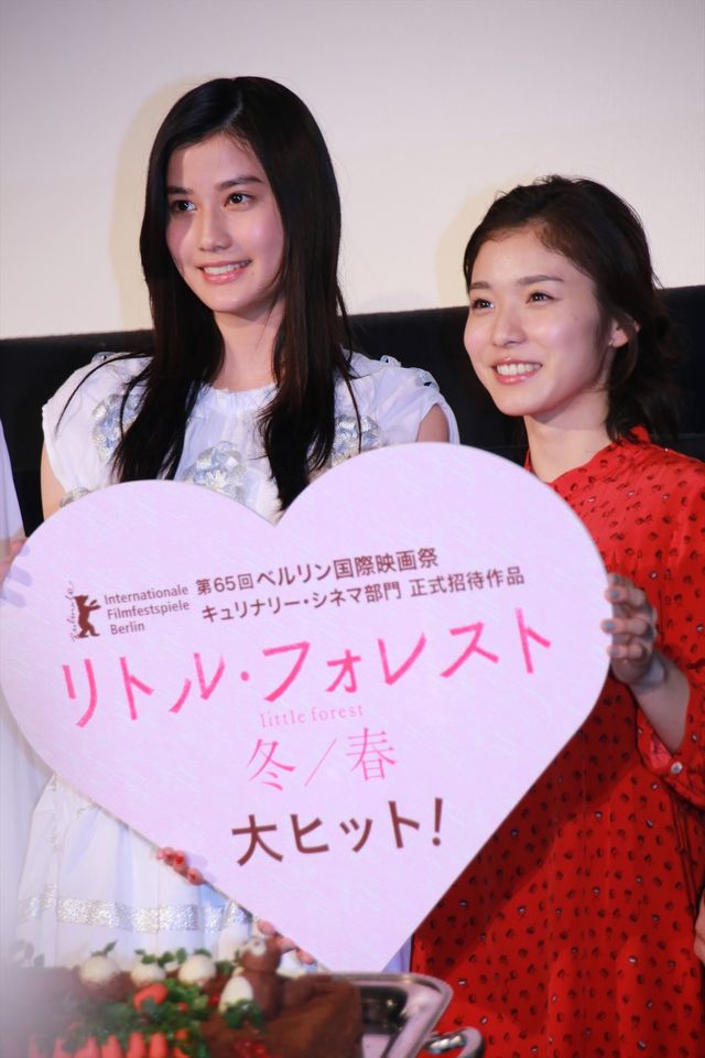 橋本愛、親友・松岡茉優とハグ！『リトル・フォレスト 冬・春』初日（26枚目）