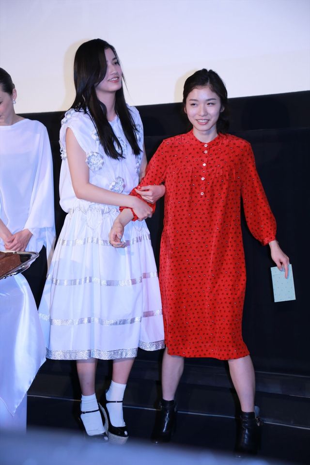 橋本愛、親友・松岡茉優とハグ！『リトル・フォレスト 冬・春』初日（30枚目）