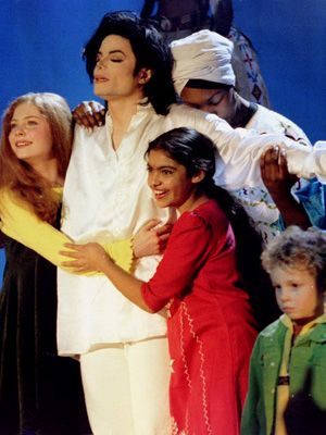 こちらは、1996年に「アース・ソング」を子どもたちとを歌うマイケルさん