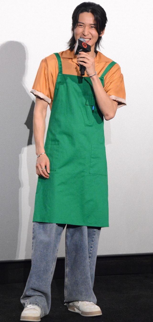目黒蓮＆高橋文哉、半袖＆エプロンで登場！『SAKAMOTO DAYS』公開記念舞台あいさつ（2枚目）