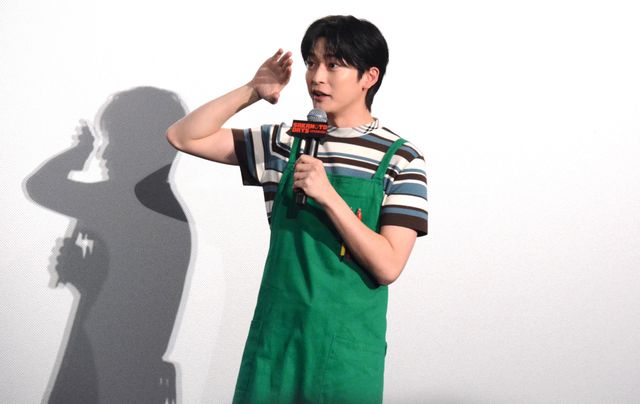 目黒蓮＆高橋文哉、半袖＆エプロンで登場！『SAKAMOTO DAYS』公開記念舞台あいさつ（4枚目）