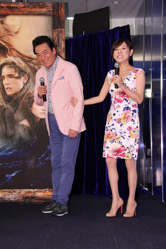 真麻と英樹が腕を組む…本当に仲良し親子！そして真麻の美脚が光る！フォトギャラリー（2枚目）