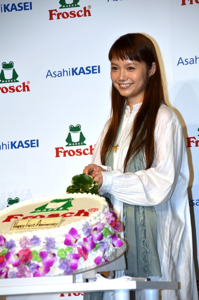 宮崎あおいがケーキカット！フォトギャラリー（4枚目）