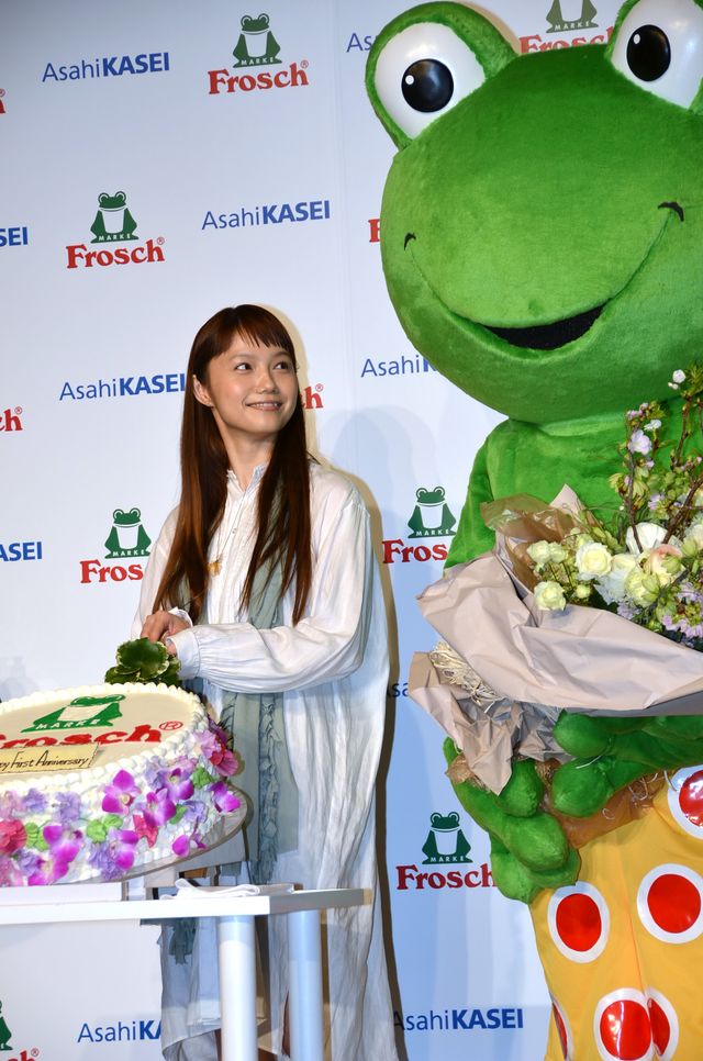 宮崎あおいがケーキカット！フォトギャラリー（6枚目）