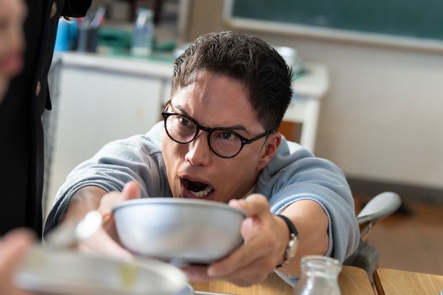 せんべい汁にうっとり…『おいしい給食　炎の修学旅行』新場面写真（3枚目）