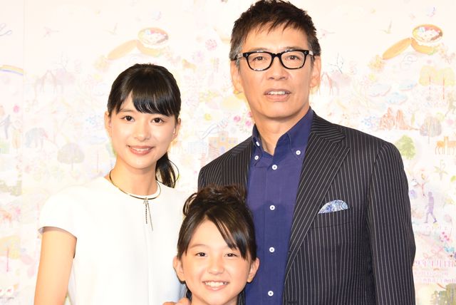 左からヒロイン役の芳根京子、ヒロインの幼少期を演じる渡邉このみ、父役の生瀬勝久