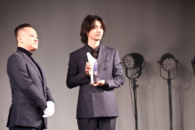 山崎賢人、トロフィーを手に喜び！「WEIBO Account Festival in Tokyo 2020」授賞式：フォトギャラリー