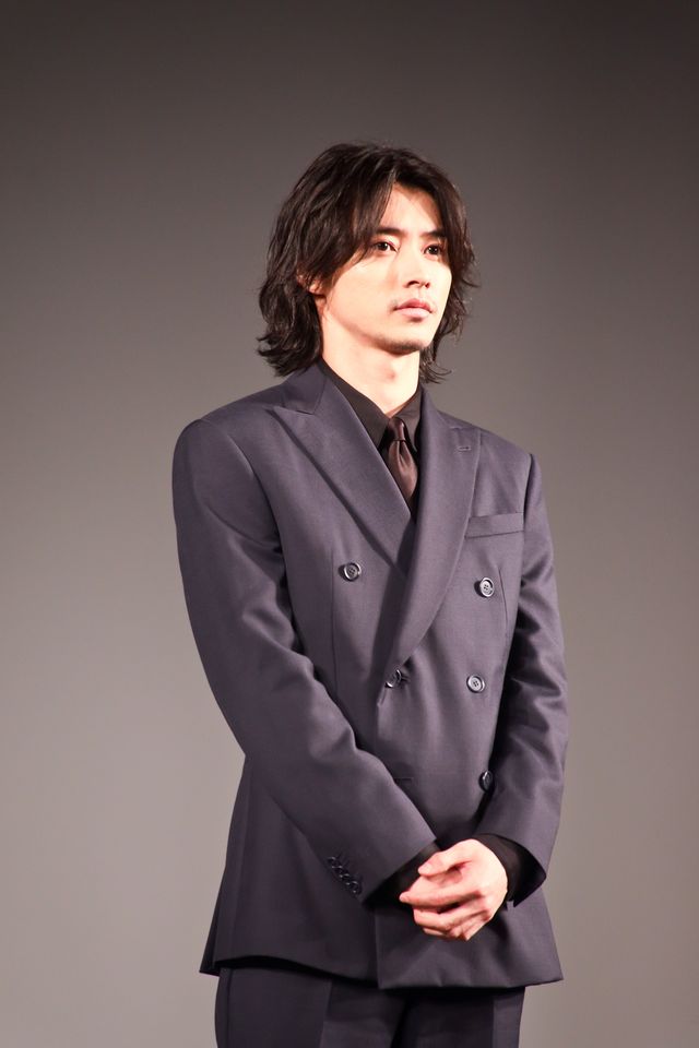 山崎賢人、トロフィーを手に喜び！「WEIBO Account Festival in Tokyo 2020」授賞式（3枚目）