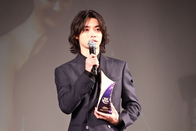山崎賢人、トロフィーを手に喜び！「WEIBO Account Festival in Tokyo 2020」授賞式（5枚目）