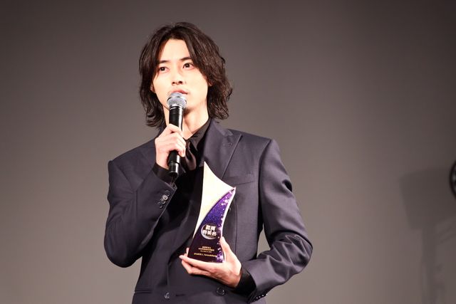 山崎賢人、トロフィーを手に喜び！「WEIBO Account Festival in Tokyo 2020」授賞式（6枚目）