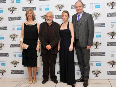 左から、ルース・シーン、マイク・リー監督、レスリー・マンヴィル、ジム・ブロードべンド-第54回ロンドン映画祭