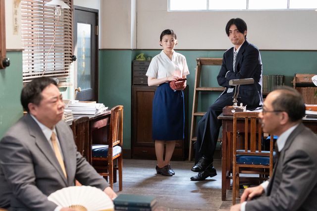 花岡（岩田剛典）から電話が…「虎に翼」第31回の場面写真（2枚目）