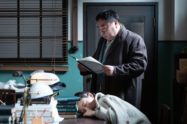 花岡（岩田剛典）から電話が…「虎に翼」第31回の場面写真（3枚目）