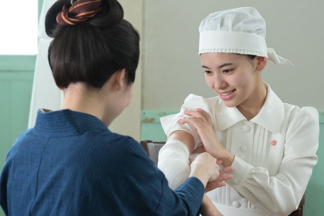 【画像10枚】朝ドラ「風、薫る」りん（見上愛）はツヤ（東野絢香）を支えて…第63回場面写真（3枚目）