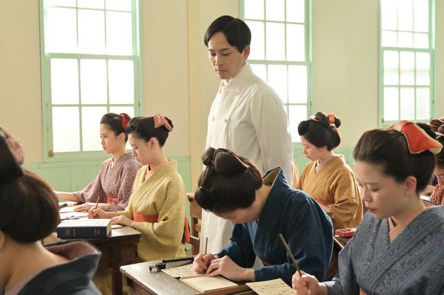 【画像10枚】朝ドラ「風、薫る」りん（見上愛）はツヤ（東野絢香）を支えて…第63回場面写真（9枚目）
