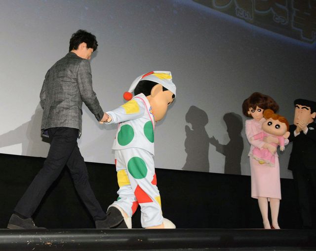 安田顕、しんちゃんと仲良く手をつないで登場！『映画クレヨンしんちゃん　爆睡！　ユメミーワールド大突撃』ギャラリー：フォトギャラリー