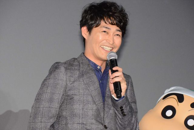 安田顕、しんちゃんと仲良く手をつないで登場！『映画クレヨンしんちゃん　爆睡！　ユメミーワールド大突撃』ギャラリー（2枚目）