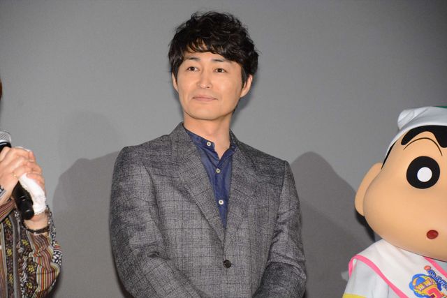 安田顕、しんちゃんと仲良く手をつないで登場！『映画クレヨンしんちゃん　爆睡！　ユメミーワールド大突撃』ギャラリー（6枚目）