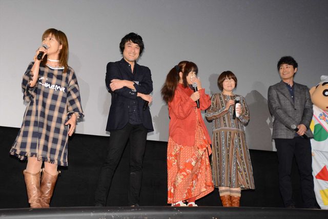 安田顕、しんちゃんと仲良く手をつないで登場！『映画クレヨンしんちゃん　爆睡！　ユメミーワールド大突撃』ギャラリー（8枚目）