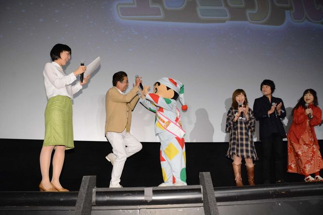 安田顕、しんちゃんと仲良く手をつないで登場！『映画クレヨンしんちゃん　爆睡！　ユメミーワールド大突撃』ギャラリー（9枚目）