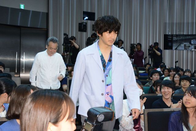 生田斗真＆瑛太、明治大学にサプライズ登場！『友罪』特別授業イベント：フォトギャラリー