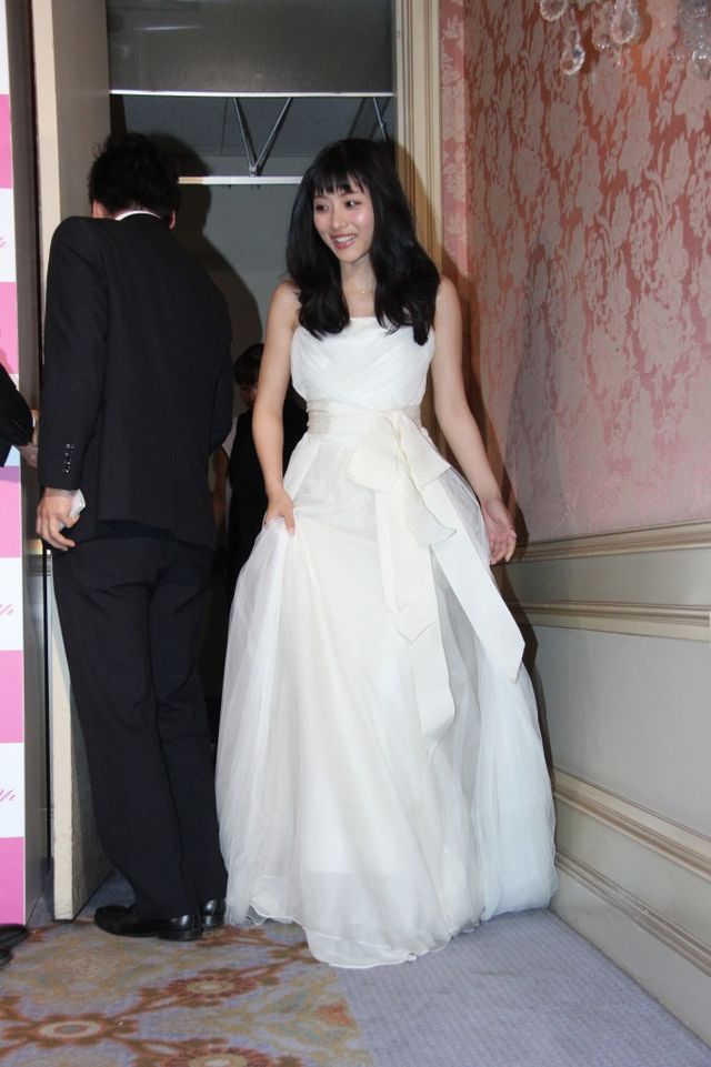 石原さとみ、純白ウェディングドレス姿を披露！フォトギャラリー：フォトギャラリー