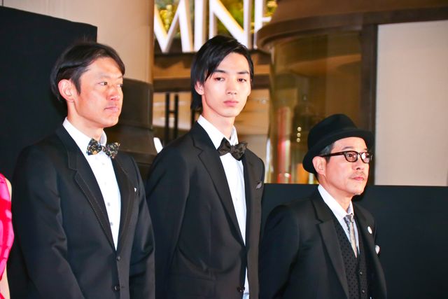 玉森裕太、吉岡里帆、染谷将太ら笑顔で『パラレルワールド・ラブストーリー』完成を報告！：フォトギャラリー