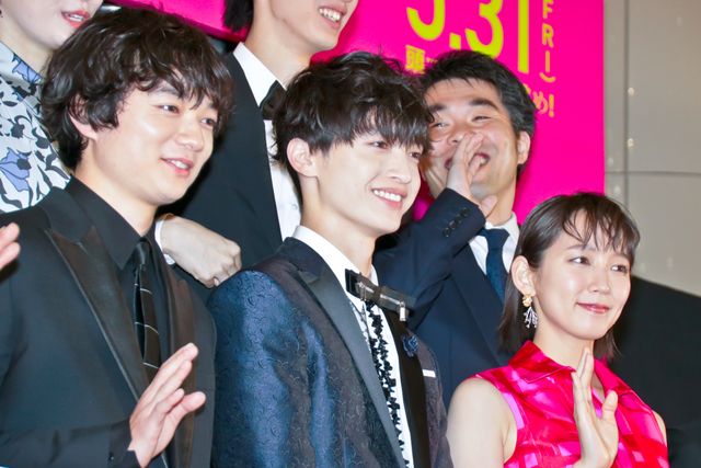 玉森裕太、吉岡里帆、染谷将太ら笑顔で『パラレルワールド・ラブストーリー』完成を報告！（15枚目）