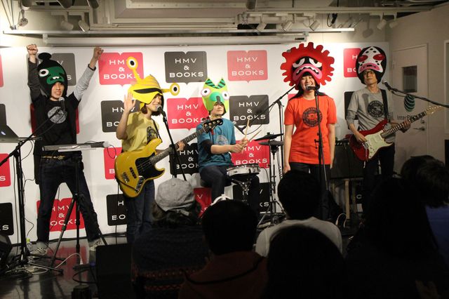 カネゴン大暴れ！ウルトラ怪獣ロックバンド・ガラモーンズデビュー！写真ギャラリー（4枚目）