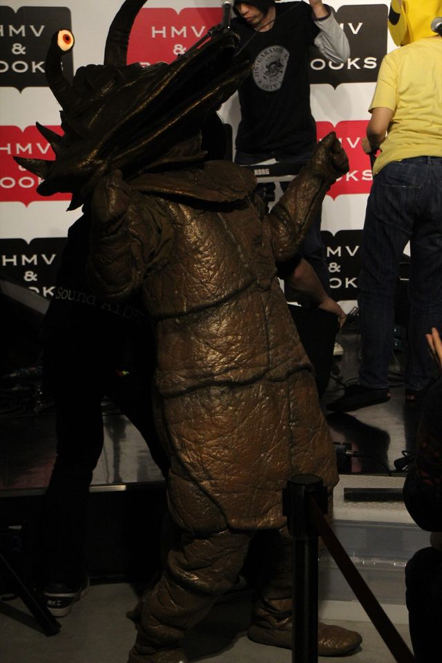 カネゴン大暴れ！ウルトラ怪獣ロックバンド・ガラモーンズデビュー！写真ギャラリー（10枚目）