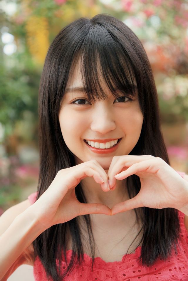 制服姿の全身ショットも！乃木坂46・賀喜遥香「まっさら」掲載カット（4枚目）