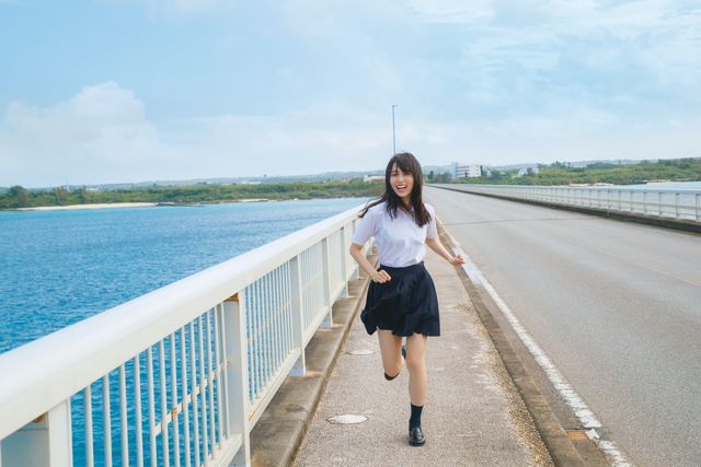 制服姿の全身ショットも！乃木坂46・賀喜遥香「まっさら」掲載カット（12枚目）