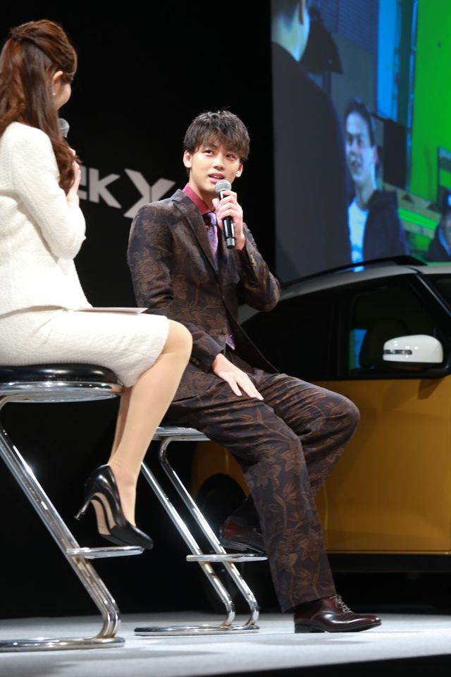 竹内涼真、シックなスーツ姿で登場！：フォトギャラリー