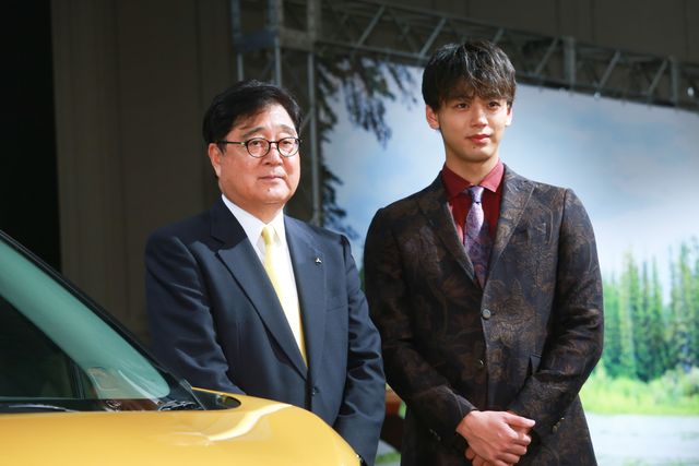 竹内涼真、シックなスーツ姿で登場！（6枚目）