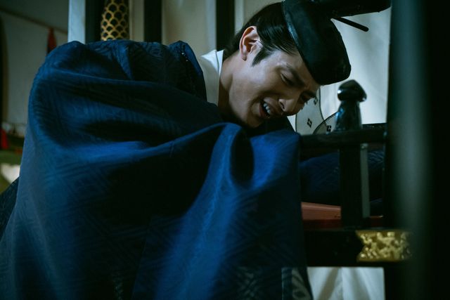慟哭する一条天皇（塩野瑛久）…「光る君へ」第21回場面写真（3枚目）