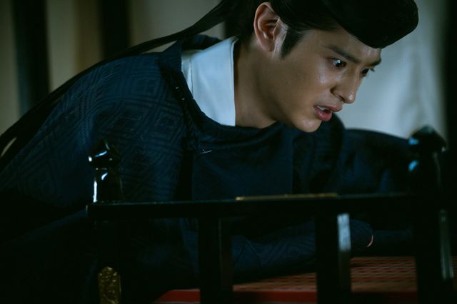 慟哭する一条天皇（塩野瑛久）…「光る君へ」第21回場面写真（4枚目）