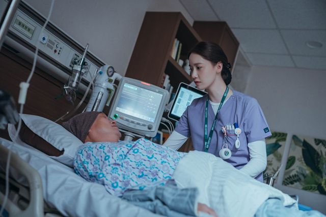 イ・ジョンソク＆少女時代ユナ共演の韓国ドラマ「ビッグマウス」場面カット（5枚目）