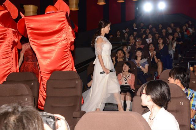 深田恭子、まるでフェアリー！　純白ドレス姿でファンを魅了　画像ギャラリー（8枚目）