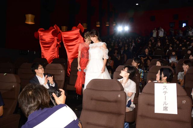 深田恭子、まるでフェアリー！　純白ドレス姿でファンを魅了　画像ギャラリー（9枚目）