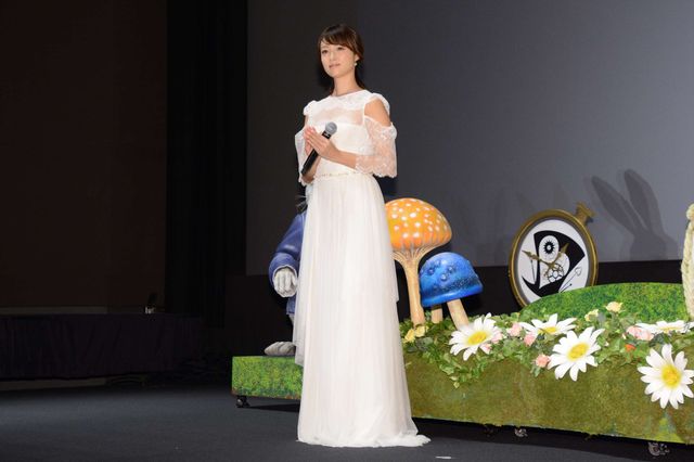 深田恭子、まるでフェアリー！　純白ドレス姿でファンを魅了　画像ギャラリー（15枚目）