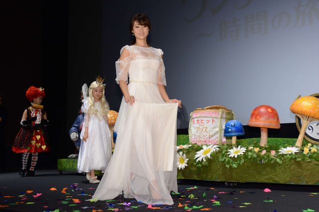 深田恭子、まるでフェアリー！　純白ドレス姿でファンを魅了　画像ギャラリー（25枚目）