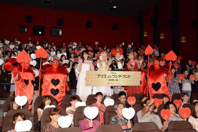 深田恭子、まるでフェアリー！　純白ドレス姿でファンを魅了　画像ギャラリー（30枚目）