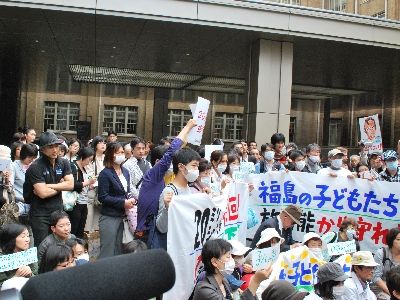 福島の親たちと文科省職員との緊迫したやり取りを見つめる山本（画面左）