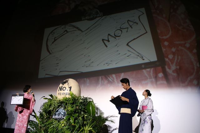 玉木宏＆松岡茉優がハイブリッド恐竜のイラストに挑戦！『ジュラシック・ワールド』超大ヒット公開記念イベントフォトギャラリー（4枚目）