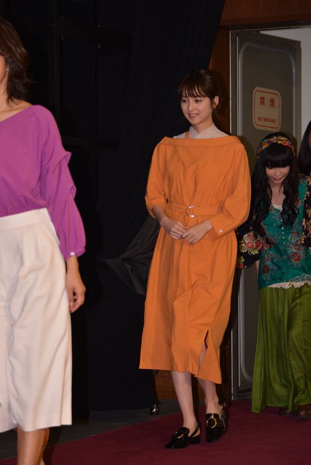 佐々木希、オレンジのワンピース姿で登場！ドラマ「デイジー・ラック」試写会（2枚目）