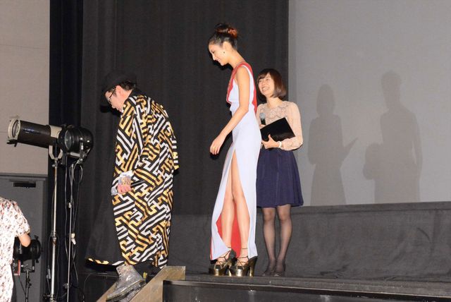 菜々緒のナマ脚がまぶしい！フォトギャラリー（5枚目）